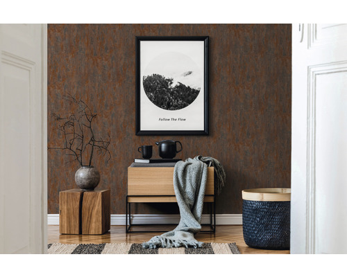 Dekorative braune Wandtapete im Wohnraum mit Beistelltisch und Dekoaccessoires