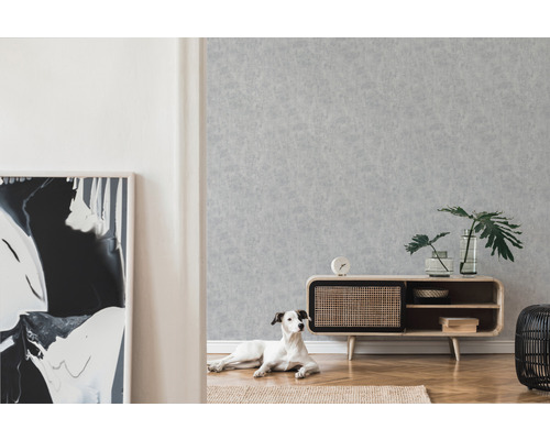 Wohnzimmer mit gemusterter Tapete, Sideboard und Hund