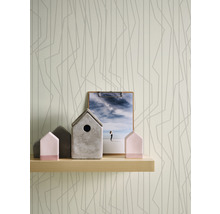 Wandgestaltung mit Tapete mit Linienmuster, Holzregal mit Dekoration