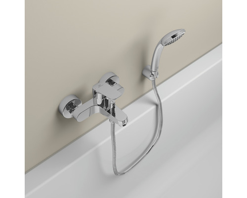 Wannenarmatur mit Handbrause am Badewannenrand