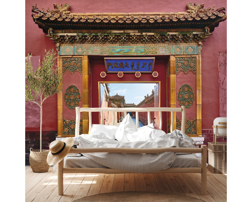 Chambre décorative avec lit en bois et fresque murale de porte chinoise