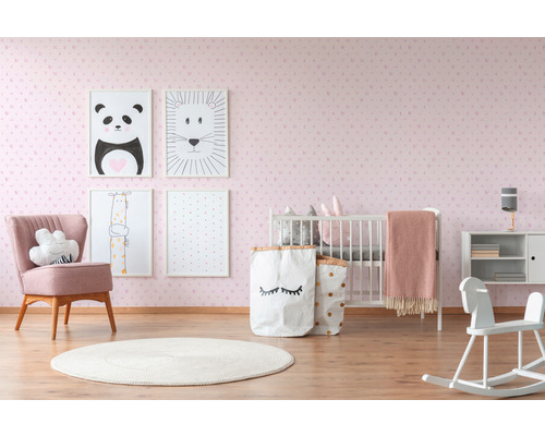 Babyzimmer mit rosa Tapete, Kinderbett, Sessel und Tierbildern