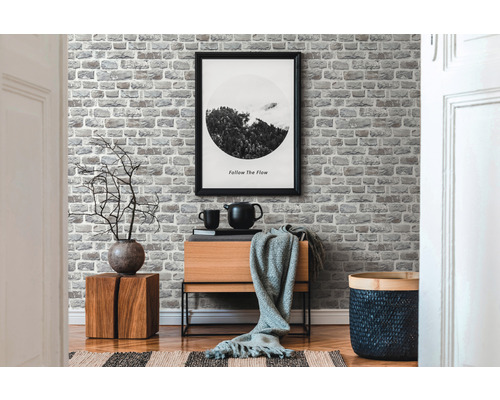 Wohnraum mit Backsteintapete, Sideboard und Dekorationen