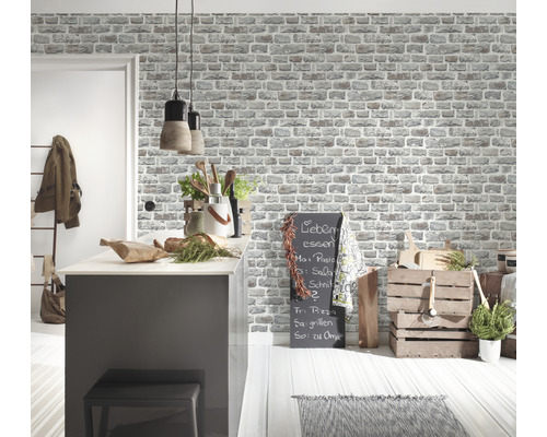Küchenszene mit Backsteinmuster Tapete, Küchentheke und dekorativen Elementen