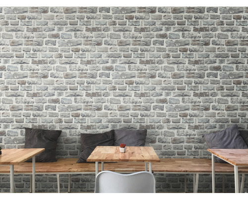 Wandgestaltung mit Tapete im Steinmauer-Design über Sitzbereich