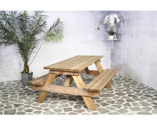 Holzbiertischgarnitur im Aussenbereich mit Pflanze