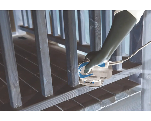 Eine Person verwendet einen WORX-Multischleifer zum Schleifen eines Holzgeländers.