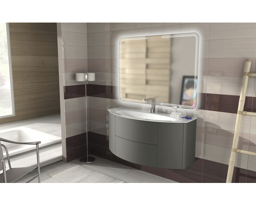 Modernes Badezimmer mit Waschtisch, beleuchtetem Spiegel und Fliesenwand