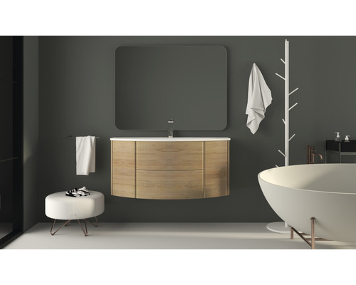 Salle de bains avec meuble-lavabo, miroir, baignoire et porte-serviettes