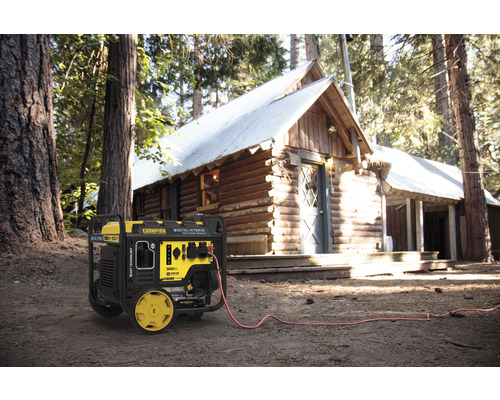 Générateur Champion devant une cabane en rondins dans les bois