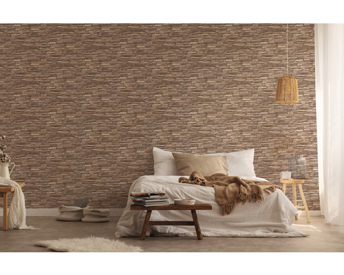 Chambre avec un mur recouvert de papier peint à motif de pierre