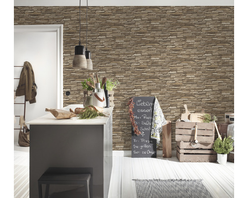 Intérieur avec papier peint à motifs de pierre, îlot de cuisine et tableau noir