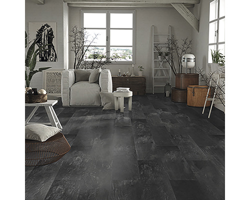 Salon avec plancher en bois foncé, canapé et décoration