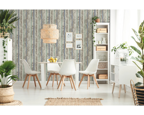 Salle à manger lumineuse avec table, chaises et papier peint imitation bois