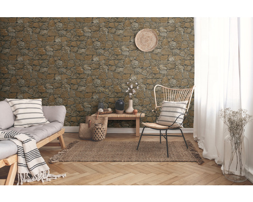 Salon avec papier peint aspect pierre, canapé, chaise et tapis