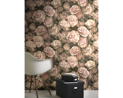 Papier peint décoratif à motif floral dans une pièce avec une chaise et des boîtes de rangement
