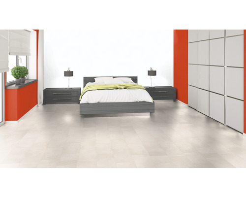 Chambre avec lit, tables de chevet, lampes et armoire