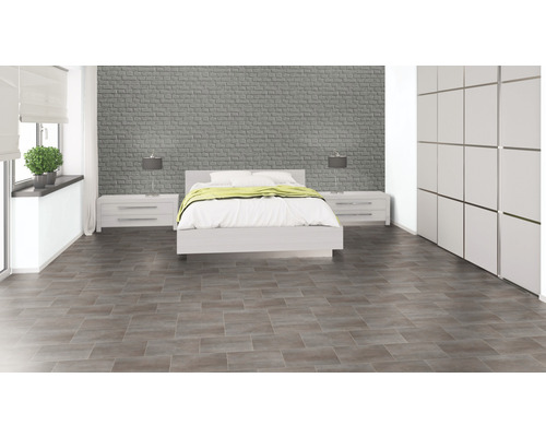 Chambre lumineuse avec lit double, tables de chevet, lampes et grande armoire