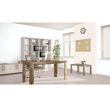 Bureau avec bureau, chaise de bureau, étagère et tableau d''affichage