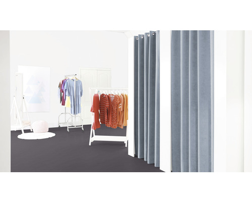 Scène avec cabine d''essayage, portants à vêtements et vêtements dans une pièce lumineuse