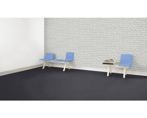 Scène avec des chaises, une petite table et un mur de briques