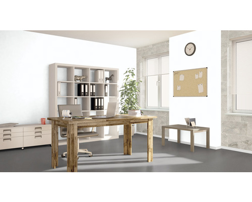 Büro mit Schreibtisch, Regalen und Büromaterial für eine organisierte Arbeitsumgebung