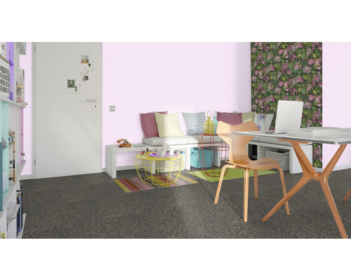 Pièce lumineuse avec bureau, chaise, banc et décorations