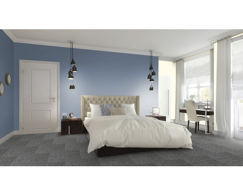Helles Schlafzimmer mit Doppelbett, Nachttischen, Schreibtisch und Pendelleuchten