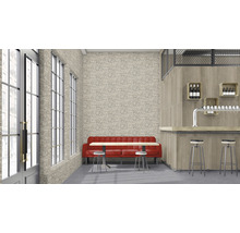Gastraum mit rotem Sofa, Tisch, Barhockern und Zapfanlage