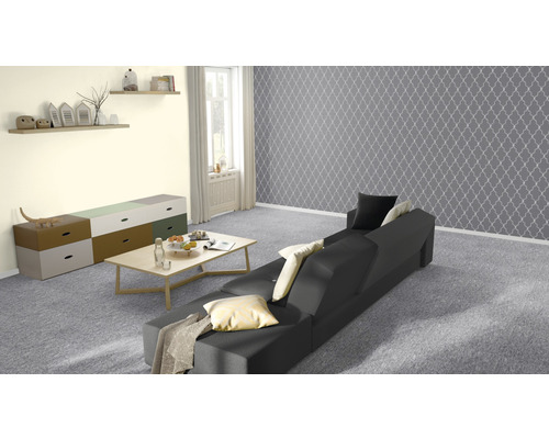 Salon avec canapé, table basse, commode et décoration