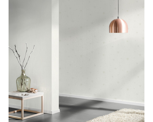 Heller Raum mit gemusterter Tapete, Lampe und dekorativen Elementen