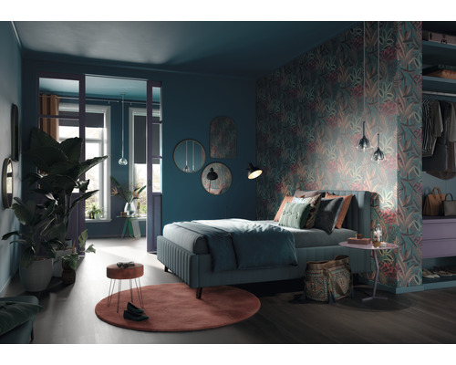 Chambre avec lit, papier peint à fleurs, miroirs et plantes d''intérieur