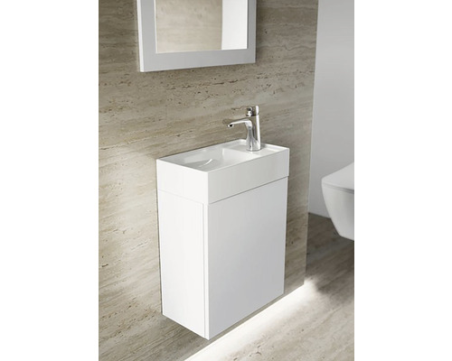 Badezimmer mit Waschbeckenunterschrank, Waschtisch, Armatur und Spiegel