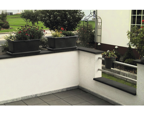 Terrasse mit Blumenkästen und Bepflanzung