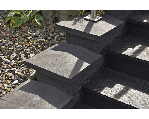 Aussentreppe aus Betonsteinen im Garten