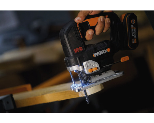 Worx Akku-Stichsäge beim Schneiden von Holz