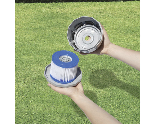 Cartouche de filtre de piscine avec boîtier tenue dans les mains