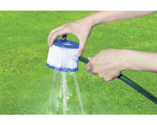 Nettoyage d''une cartouche de filtre de piscine avec un tuyau d''arrosage