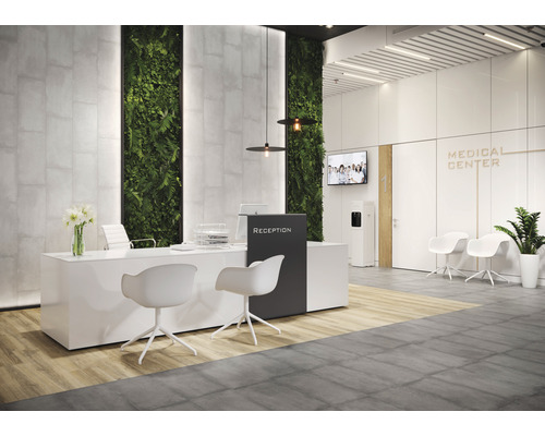 Espace de réception d''un centre médical avec comptoir d''accueil, chaises et mur végétal