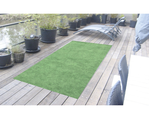 Gazon synthétique sur une terrasse en bois avec mobilier de jardin et plantes