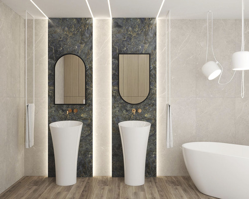 Helles Badezimmer mit zwei Waschtischen, Spiegeln, Badewanne und Beleuchtung