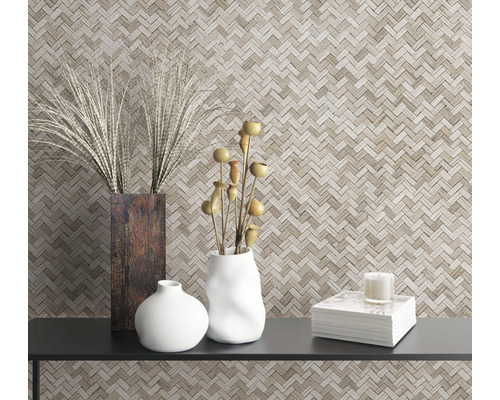 Dekorative Szene mit gemusterter Tapete, Vasen und Büchern auf einem Tisch.