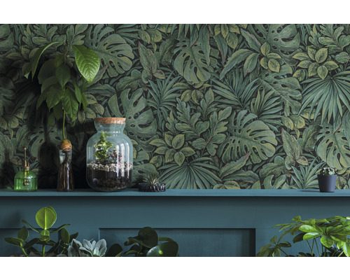 Tapete mit Dschungelmotiven hinter Pflanzen auf einem Regal