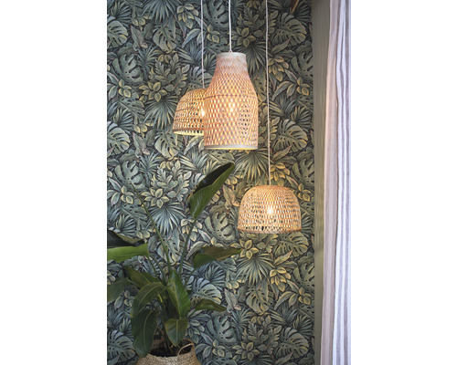 Drei hängende Korblampen vor einer mit Dschungelmotiven verzierten Wand