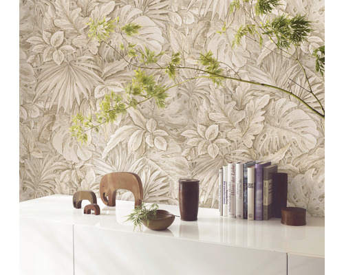 Intérieur avec papier peint à motifs végétaux, buffet, livres et décoration