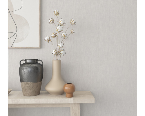 Dekorative Vasen mit Pflanzenarrangement auf einem Holztisch