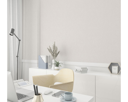 Büro mit Schreibtisch, Stuhl und Dekorationsgegenständen