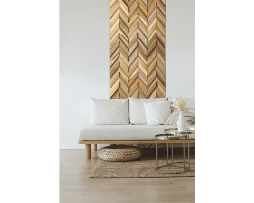 Wohnzimmer mit Dekoration aus Holzpaneelen in Pfeilspitzenform an der Wand über dem Sofa.