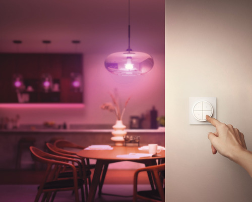 Esszimmer mit Esstisch, Pendelleuchte und Bedienelement an der Wand