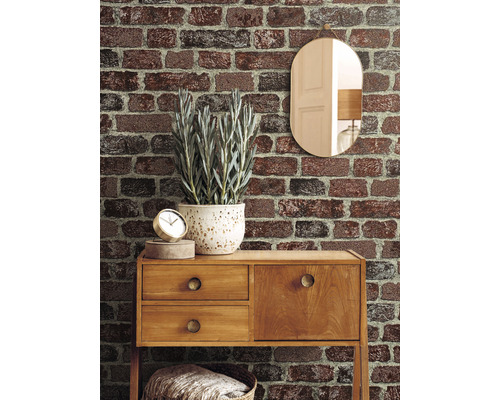 Intérieur décoratif avec console, miroir et papier peint en briques